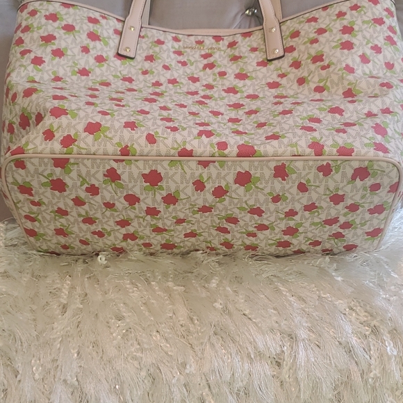 Michael Kors Cater Large Open Tote Bag - Picture 9 of 11